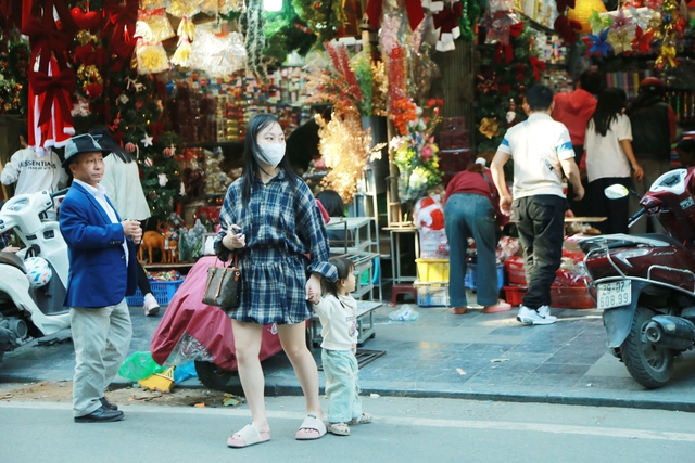Phố Hàng Mã mùa Giáng sinh 2025: Gọn gàng trật tự hơn, đồ trang trí giá rẻ bán chạy- Ảnh 5. Phố Hàng Mã mùa Giáng sinh 2025: Gọn gàng trật tự hơn, đồ trang trí giá rẻ bán chạy- Ảnh 5.