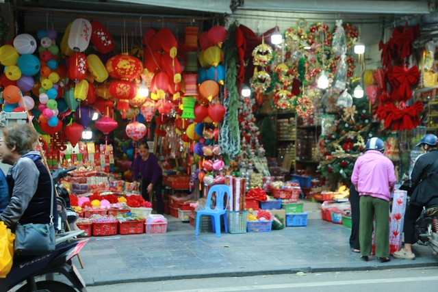 Phố Hàng Mã mùa Giáng sinh 2025: Gọn gàng trật tự hơn, đồ trang trí giá rẻ bán chạy- Ảnh 3. Phố Hàng Mã mùa Giáng sinh 2025: Gọn gàng trật tự hơn, đồ trang trí giá rẻ bán chạy- Ảnh 3.