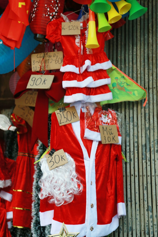 Phố Hàng Mã mùa Giáng sinh 2025: Gọn gàng trật tự hơn, đồ trang trí giá rẻ bán chạy- Ảnh 8. Phố Hàng Mã mùa Giáng sinh 2025: Gọn gàng trật tự hơn, đồ trang trí giá rẻ bán chạy- Ảnh 8.