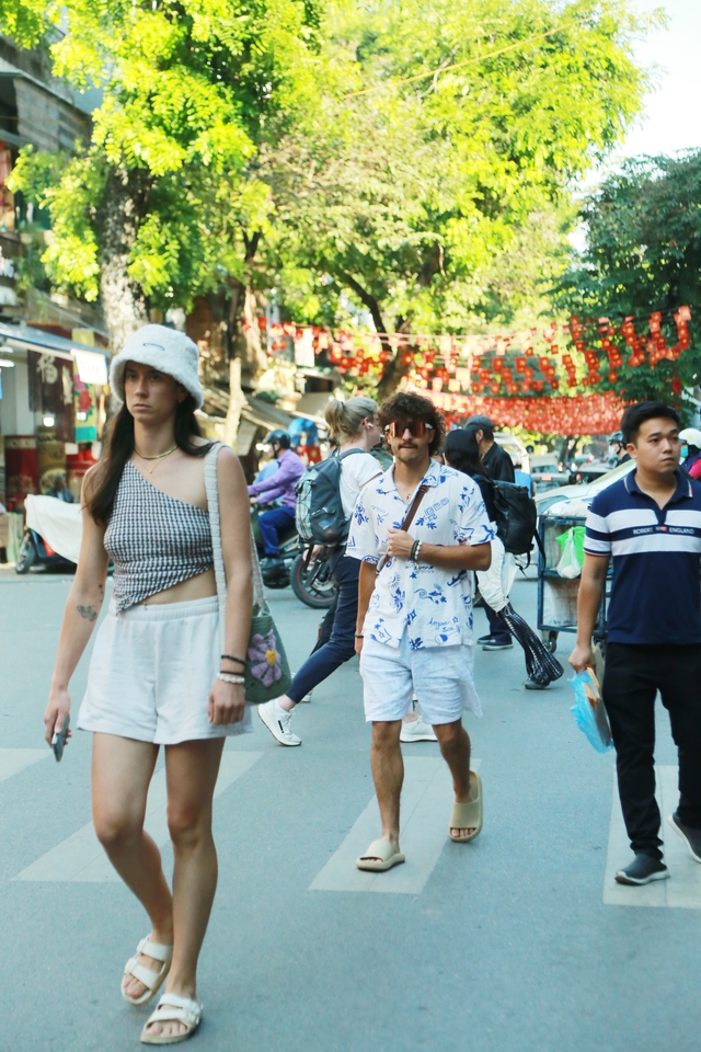 Phố Hàng Mã mùa Giáng sinh 2025: Gọn gàng trật tự hơn, đồ trang trí giá rẻ bán chạy- Ảnh 6. Phố Hàng Mã mùa Giáng sinh 2025: Gọn gàng trật tự hơn, đồ trang trí giá rẻ bán chạy- Ảnh 6.