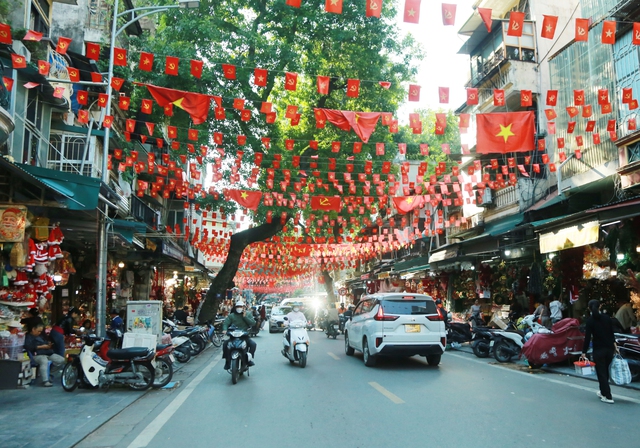 Phố Hàng Mã mùa Giáng sinh 2025: Gọn gàng trật tự hơn, đồ trang trí giá rẻ bán chạy- Ảnh 2. Phố Hàng Mã mùa Giáng sinh 2025: Gọn gàng trật tự hơn, đồ trang trí giá rẻ bán chạy- Ảnh 2.