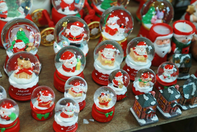 Phố Hàng Mã mùa Giáng sinh 2025: Gọn gàng trật tự hơn, đồ trang trí giá rẻ bán chạy- Ảnh 9. Phố Hàng Mã mùa Giáng sinh 2025: Gọn gàng trật tự hơn, đồ trang trí giá rẻ bán chạy- Ảnh 9.