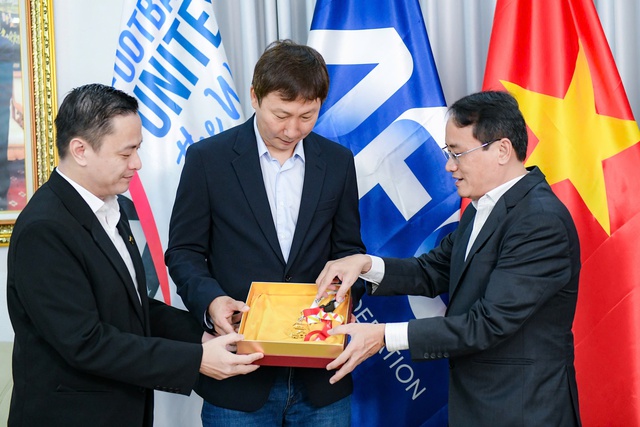 Trao tặng HLV Kim Sang Sik huy chương làm từ 33 chỉ vàng 24k- Ảnh 1.