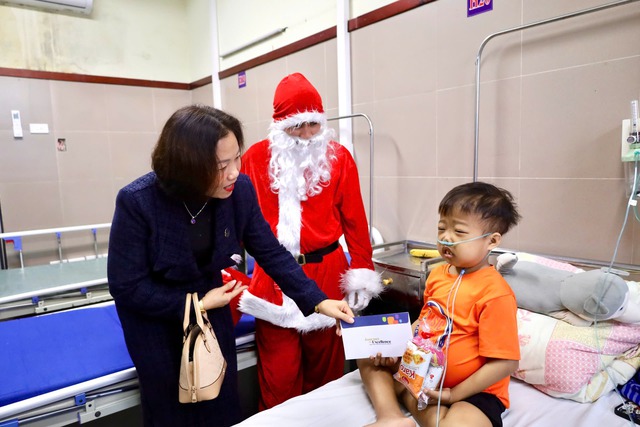 Ông già Noel mang quà đến tận giường tặng quà cho mẹ con bệnh nhân- Ảnh 5.