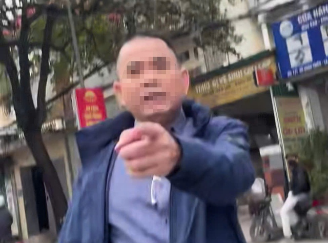 Hà Nội: Cán bộ phường Bồ Đề thả chó phóng uế, bị tố chửi bới, hành hung người nhắc nhở- Ảnh 1.