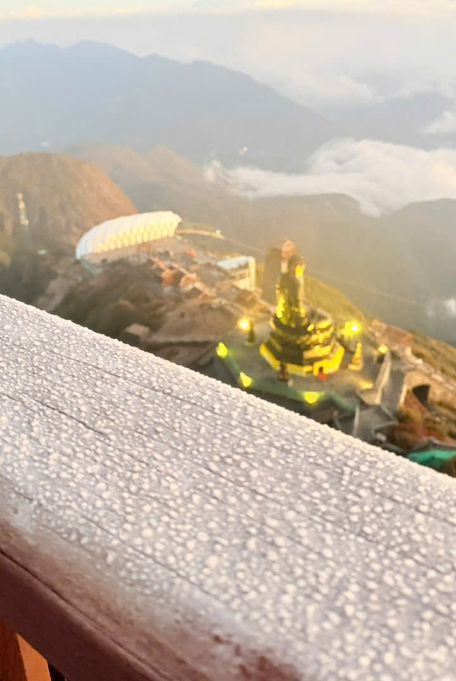 Băng giá phủ trắng đỉnh Fansipan ngày Giáng sinh- Ảnh 6.