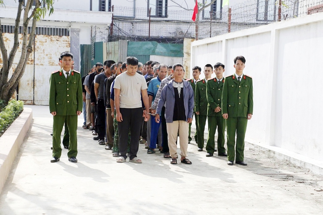 Nghệ An: Triệt phá đường dây chế tạo, mua bán vũ khí quân dụng "lớn nhất từ trước đến nay", bắt 42 đối tượng- Ảnh 3. Nghệ An: Triệt phá đường dây chế tạo, mua bán vũ khí quân dụng "lớn nhất từ trước đến nay", bắt 42 đối tượng- Ảnh 3.