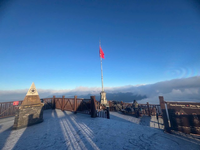 Băng giá phủ trắng đỉnh Fansipan ngày Giáng sinh- Ảnh 2.