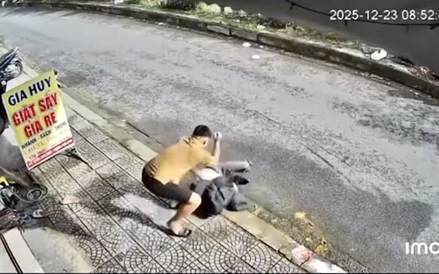 Vụ chồng dùng kéo đâm vợ giữa đường ở Đà Nẵng: Công an xác định do ghen tuông- Ảnh 1.