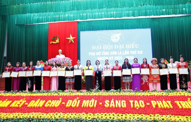 Đại hội đại biểu Phụ nữ tỉnh Sơn La lần thứ XIV: Viết tiếp khát vọng vươn lên trong kỷ nguyên số- Ảnh 7. Đại hội đại biểu Phụ nữ tỉnh Sơn La lần thứ XIV: Viết tiếp khát vọng vươn lên trong kỷ nguyên số- Ảnh 7.