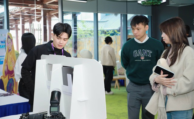 Triển lãm trưng bày và giới thiệu các sản phẩm, mô hình, giải pháp ứng dụng công nghệ và trí tuệ nhân tạo trong lĩnh vực truyền thông và giáo dục trong khuôn khổ Hội thảo