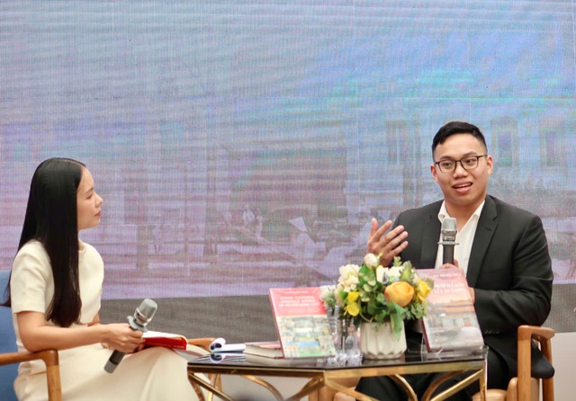 Lưu Phương Trực chia sẻ tại sự kiện ra mắt sách vào sáng 26/12. Ảnh: Hồ Lam