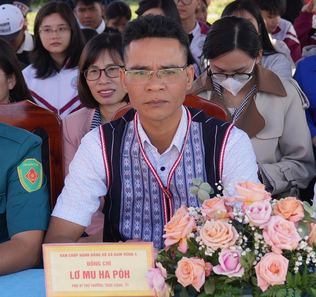 Ông Lơ Mu Ha Póh – Phó Bí thư Thường trực Đảng ủy xã Đam Rông 4  tại chương trình phục dựng Lễ cúng bến nước của người M'Nông