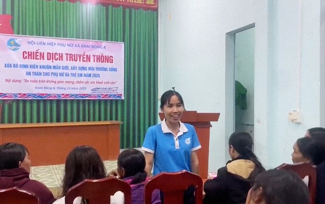 Bà Nguyễn Thị Bé – Chủ tịch Hội LHPN xã Đam Rông 4 trong buổi làm việc cùng hội viên, phụ nữ