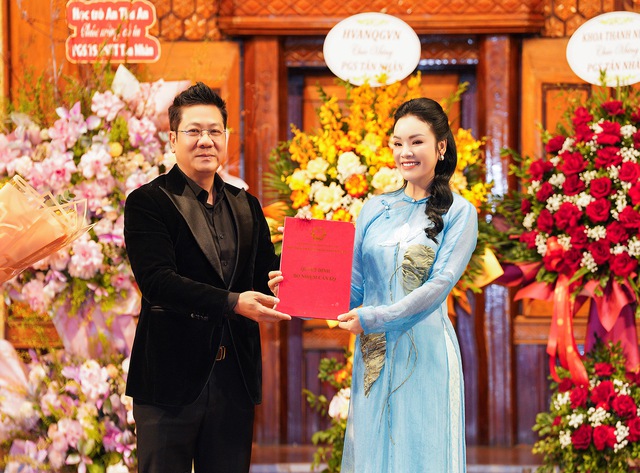 NSND Quốc Hưng trao Quyết định bổ nhiệm Phó Giáo sư cho NSƯT Tân Nhàn