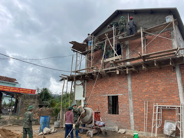 "Khoác áo mới" cho những mái ấm thắm tình quân dân- Ảnh 1. "Khoác áo mới" cho những mái ấm thắm tình quân dân- Ảnh 1.