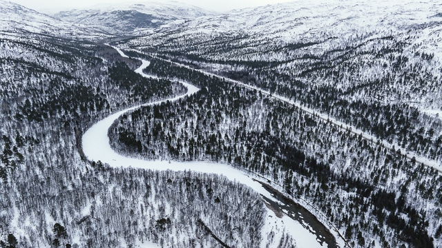 Bức ảnh "2 journeys, 1 becoming" chụp hai con sông, một ngoằn nghoèo, một thẳng tắp cùng giao thao với nhau tại một điểm. Ảnh: Hoàng Lê Giang