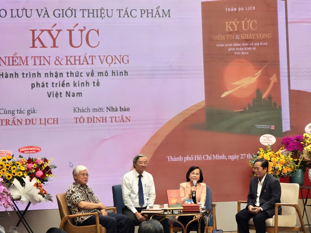 TS. Nguyễn Khắc Cảnh - Nguyên Phó Hiệu trưởng Trường Đại học Khoa học Xã hội và Nhân văn, ĐHQG TPHCM; ThS. Phạm Bình An - Phó Viện trưởng Viện Nghiên cứu Phát triển TPHCM; Nguyên Phó Bí thư Thành ủy TPHCM, nguyên Chủ tịch HĐND TPHCM Phạm Phương Thảo chia sẻ về cuốn sách mới nhất của TS. Trần Du Lịch. Ảnh: BTC