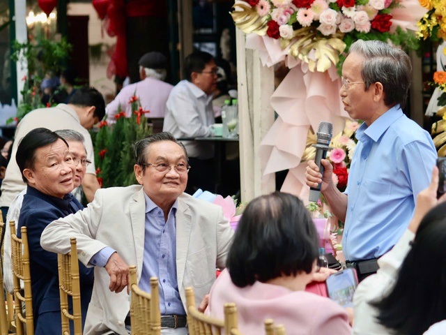 Các độc giả cùng trao đổi với TS. Trần Du Lịch về cuốn sách. Ảnh: Hồ Lam