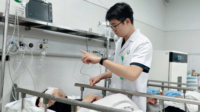 Mặt trận Tổ quốc TP Hà Nội thăm, động viên các nạn nhân vụ tai nạn tại Lào Cai đang điều trị- Ảnh 1.