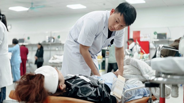 Mặt trận Tổ quốc TP Hà Nội thăm, động viên các nạn nhân vụ tai nạn tại Lào Cai đang điều trị- Ảnh 2.