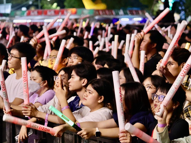 Đông đảo khán giả trẻ hoà nhịp cùng Hò Dô 2025. Ảnh: Hồ Lam