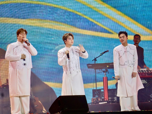 Nhóm DTAP hoà giọng với nhiều ca khúc gắn với cội nguồn như: Nhà tôi có treo một lá cờ; Máu đỏ da vàng; Hò vươn mình... Ảnh: Hồ Lam