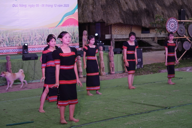 Thấy gì sau chương trình truyền dạy và phục dựng Lễ mừng lúa mới?- Ảnh 2.