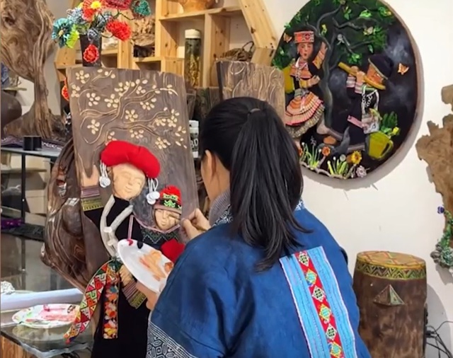 Cô gái họa mộc giữ hồn Tây Bắc trên ván gỗ- Ảnh 1.