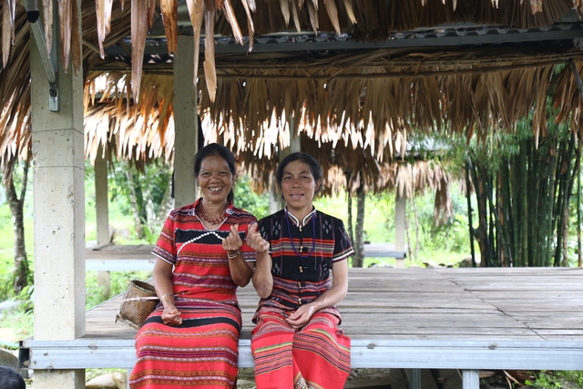 Người phụ nữ Cơ Tu dựng sinh kế từ văn hóa bản địa- Ảnh 2.