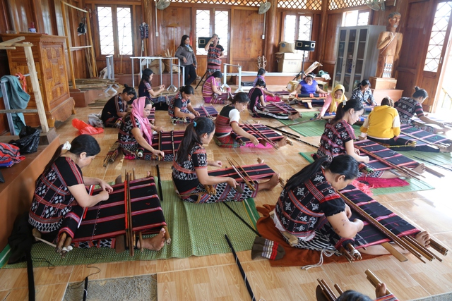 Giữ hồn Zèng để người dân sống được bằng nghề truyền thống- Ảnh 2.