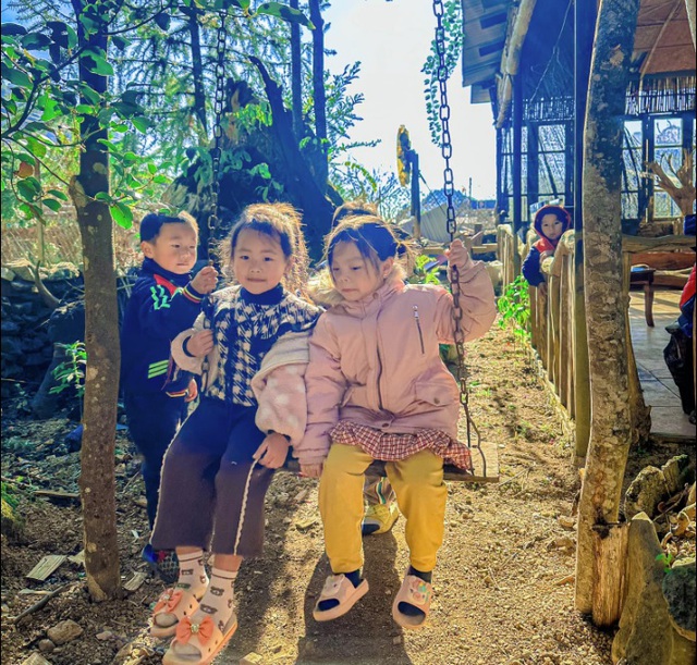 Thời tiết lạnh nên các tiết học ngoài trời tại Trường Mầm non  Hang Kia chỉ được tổ chức khi có nắng ấm