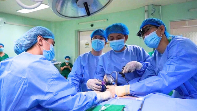 Những ca phẫu thuật gây "chấn động" của ngành Y Việt Nam năm 2025- Ảnh 2.