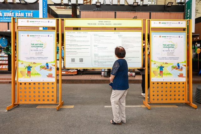 Công chúng xem bảng thông tin về chuỗi sự kiện Văn minh lúa nước