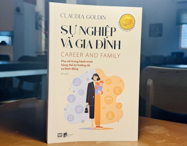 Sách Sự nghiệp và gia đình (NXB Dân Trí) là một trong những cuốn sách nổi tiếng về phụ nữ của Claudia Goldin. Ảnh: Hồ Lam Sách Sự nghiệp và gia đình (NXB Dân Trí) là một trong những cuốn sách nổi tiếng về phụ nữ của Claudia Goldin. Ảnh: Hồ Lam