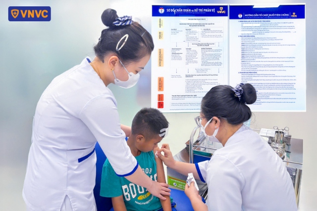 Đắk Lắk: Tiêm miễn phí vắc-xin uốn ván và huyết thanh kháng độc tố uốn ván cho người dân vùng ngập lụt- Ảnh 1.