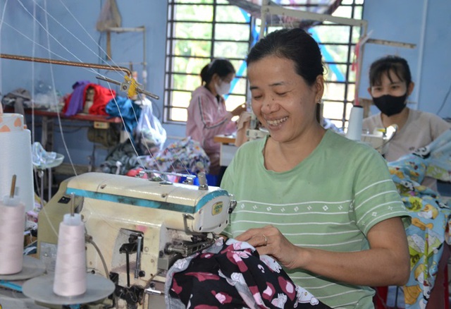 Quảng Ngãi: Tạo sinh kế và khơi dậy ý chí vươn lên thoát nghèo của phụ nữ- Ảnh 1.