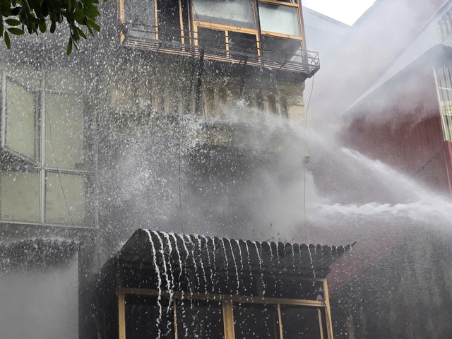 Cận cảnh vụ cháy nhà trên phố Hàng Mã, 1 người ngã từ tầng 3 xuống bị thương nặng- Ảnh 5.