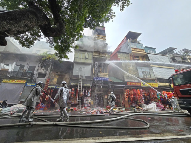 Cận cảnh vụ cháy nhà trên phố Hàng Mã, 1 người ngã từ tầng 3 xuống bị thương nặng- Ảnh 2.