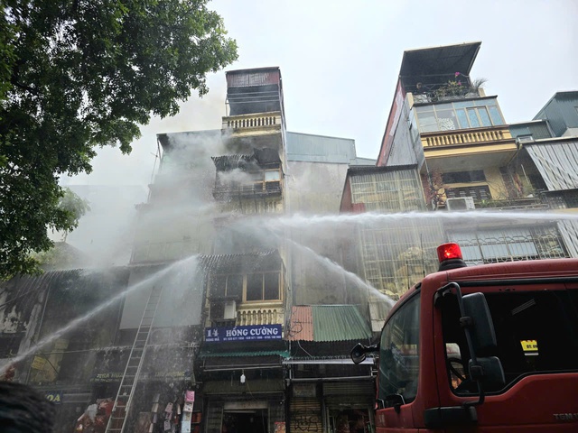 Cận cảnh vụ cháy nhà trên phố Hàng Mã, 1 người ngã từ tầng 3 xuống bị thương nặng- Ảnh 3.