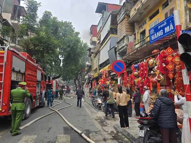 Cận cảnh vụ cháy nhà trên phố Hàng Mã, 1 người ngã từ tầng 3 xuống bị thương nặng- Ảnh 1.
