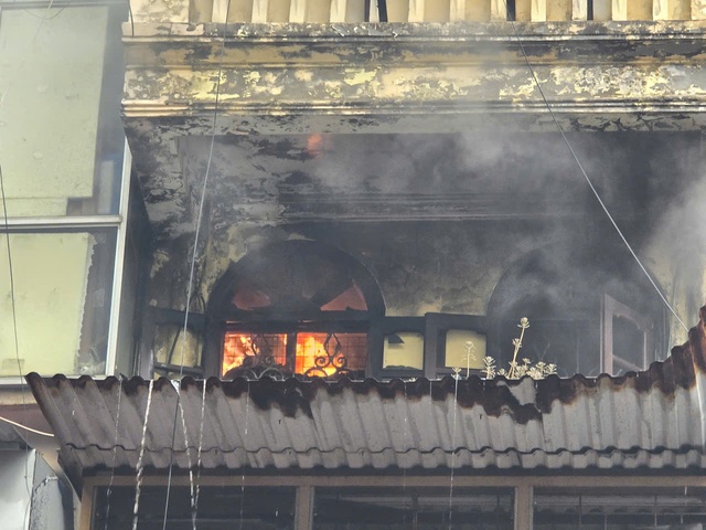 Cận cảnh vụ cháy nhà trên phố Hàng Mã, 1 người ngã từ tầng 3 xuống bị thương nặng- Ảnh 4.