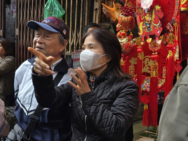 Cận cảnh vụ cháy nhà trên phố Hàng Mã, 1 người ngã từ tầng 3 xuống bị thương nặng- Ảnh 8.