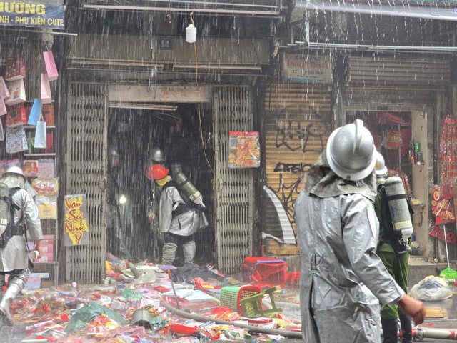 Cận cảnh vụ cháy nhà trên phố Hàng Mã, 1 người ngã từ tầng 3 xuống bị thương nặng- Ảnh 6.