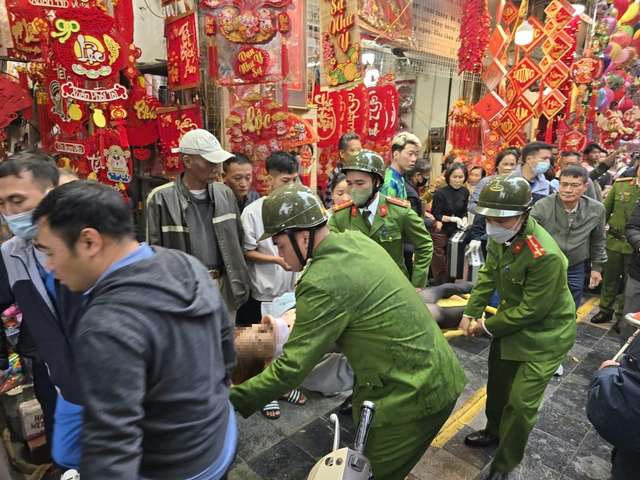 Cận cảnh vụ cháy nhà trên phố Hàng Mã, 1 người ngã từ tầng 3 xuống bị thương nặng- Ảnh 7.