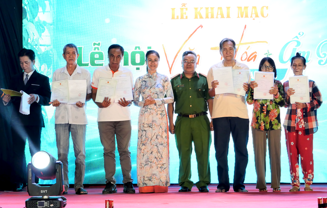 TPHCM: Xã Bà Điểm ra mắt Bộ nhận diện số, Quỹ khuyến học và thúc đẩy chuyển đổi xanh- Ảnh 5. TPHCM: Xã Bà Điểm ra mắt Bộ nhận diện số, Quỹ khuyến học và thúc đẩy chuyển đổi xanh- Ảnh 5.