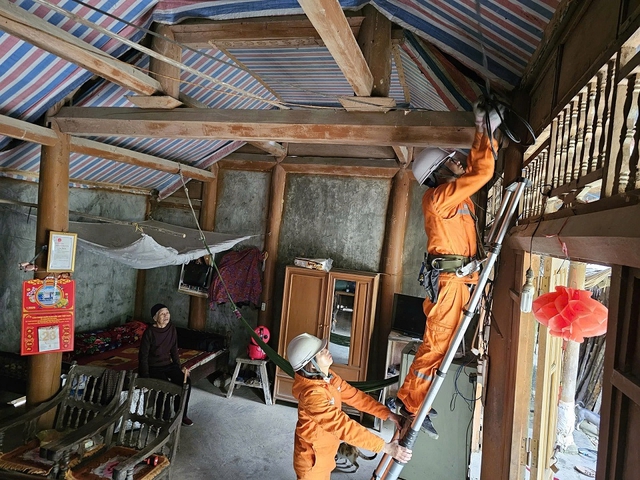 EVNNPC tiếp tục chung tay khắc phục hậu quả thiên tai, đồng hành cùng khách hàng sử dụng điện an toàn, ổn định- Ảnh 4.