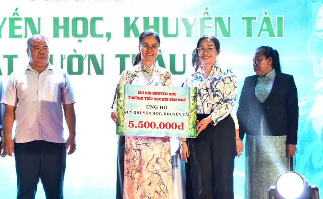 TPHCM: Xã Bà Điểm ra mắt Bộ nhận diện số, Quỹ khuyến học và thúc đẩy chuyển đổi xanh- Ảnh 4. TPHCM: Xã Bà Điểm ra mắt Bộ nhận diện số, Quỹ khuyến học và thúc đẩy chuyển đổi xanh- Ảnh 4.