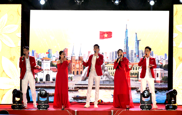 TPHCM: Xã Bà Điểm ra mắt Bộ nhận diện số, Quỹ khuyến học và thúc đẩy chuyển đổi xanh- Ảnh 9. TPHCM: Xã Bà Điểm ra mắt Bộ nhận diện số, Quỹ khuyến học và thúc đẩy chuyển đổi xanh- Ảnh 9.