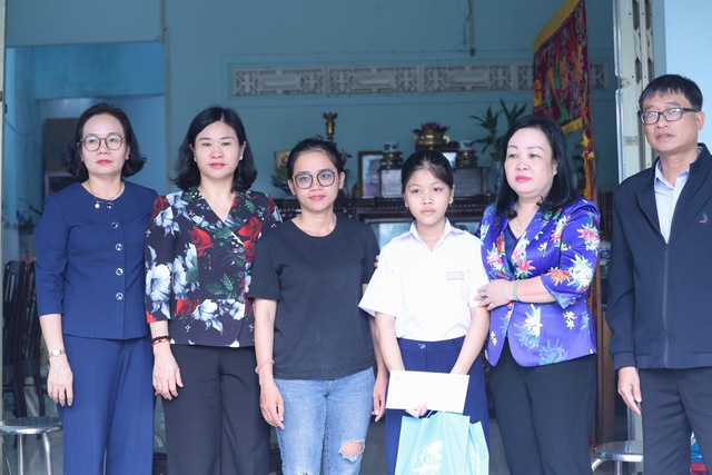 Chủ tịch Hội LHPN Việt Nam Nguyễn Thị Tuyến thăm hỏi hội viên, phụ nữ, trẻ mồ côi vùng lũ Đắk Lắk- Ảnh 5.